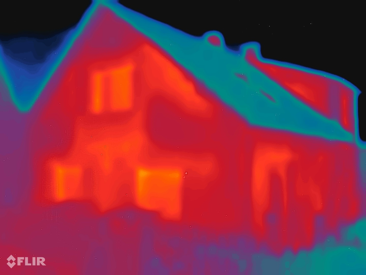 Image thermique FLIR de la façade avant le revêtement : surface du mur rouge à orange sur toute son étendue
